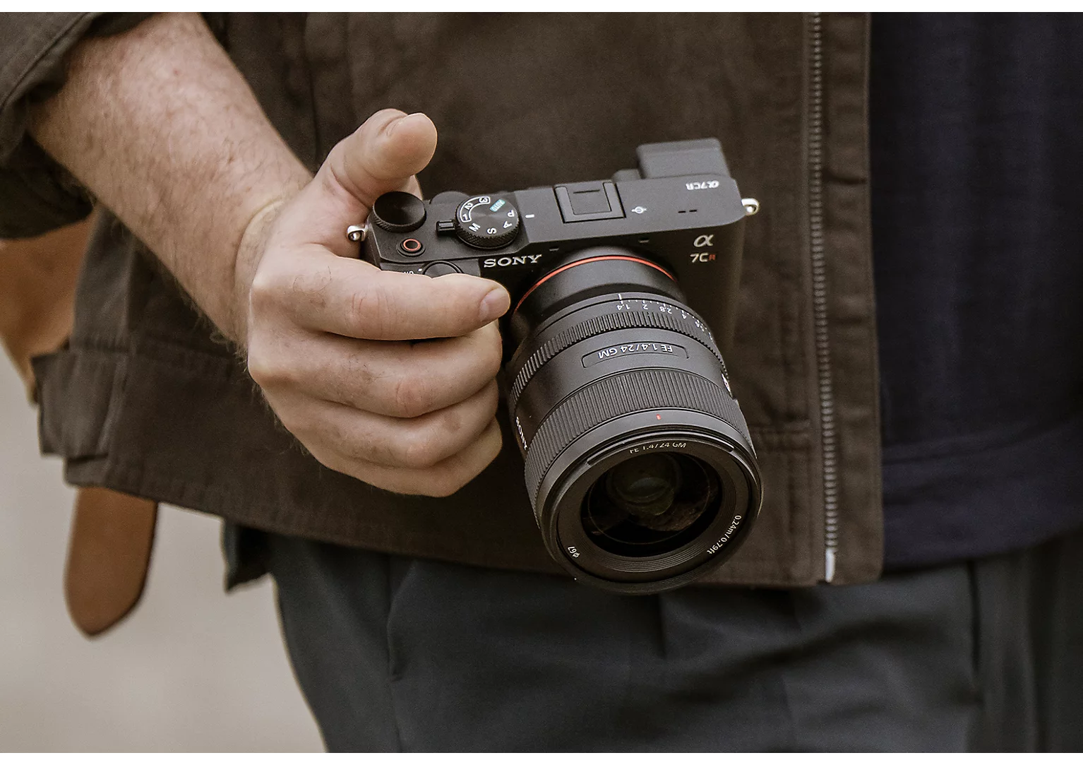 Máy ảnh Sony A7CR nhỏ gọn trên tay